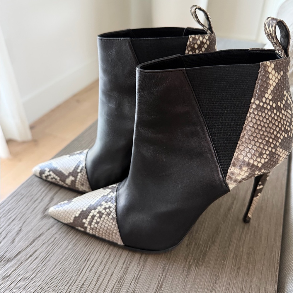 Gucci Black Leather and Roccia Python Pointed-Toe Ankle Boots - 41